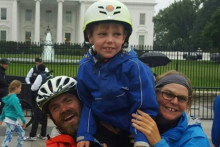 Travis, Fiona and their son Patch outside the White House (USA)