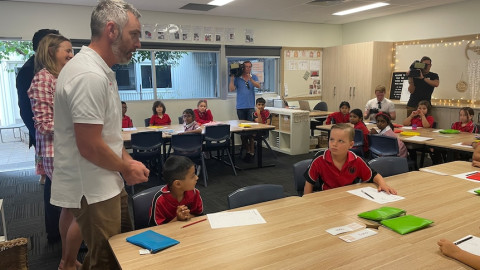 Richmond Primary School's autism inclusion teacher Rob Oien in the classroom. (ABC News: Leah MacLennan)